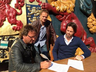 Ondertekening_contract_farmhouse_film___tv_en_bataviawerf_klein_l